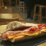 Tomate, jamón ibérico y tortilla francesa