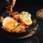 Torreznos de Soria con huevos rotos
