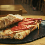 Bocadillo de lomo ibérico con queso y pimientos