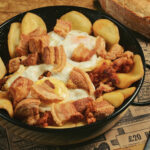 Sartén con patatas panaderas, picadillo, huevos fritos y torreznos de Soria