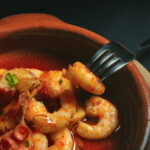 Cazuela de pulpo con langostinos al ajillo